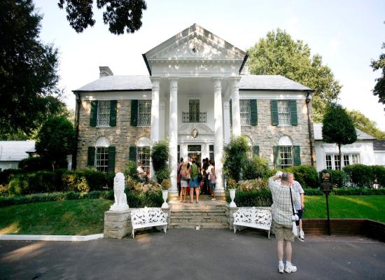 Judge blocks foreclosure auction of Elvis Presley's Graceland