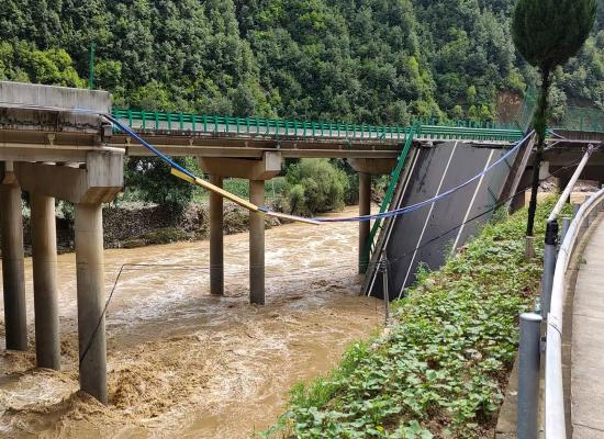 Bridge collapses in China - president orders all-out rescue effort