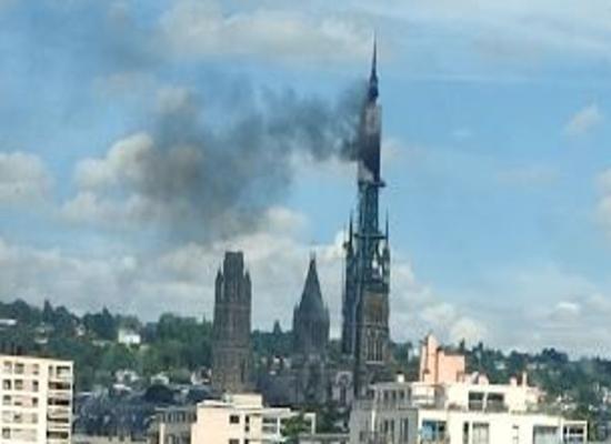 Fire breaks out in spire of famous French cathedral