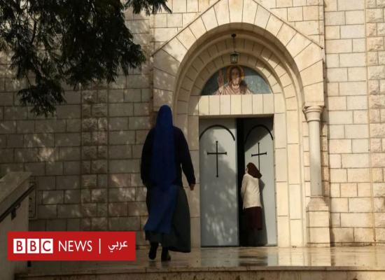 أهالي المحاصرين في كنيسة العائلة المقدسة في غزة يخشون على سلامة أقاربهم بعد 