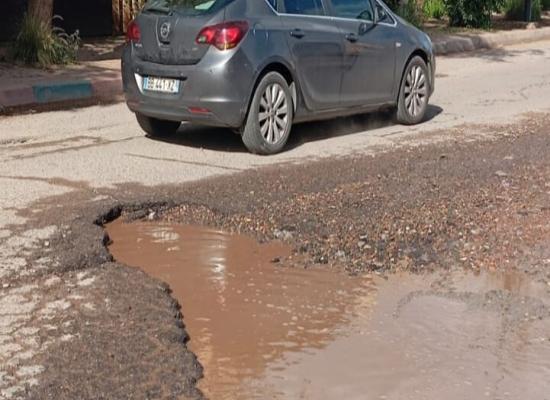التساقطات المطرية تعمق أزمة حفر شوارع “حدائق الشريفية” و”بوعكاز” بمراكش + صور