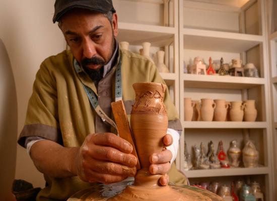  حسين الغرّاش… يدٌ تُعيد للطين ذاكرته داخل فعاليات 