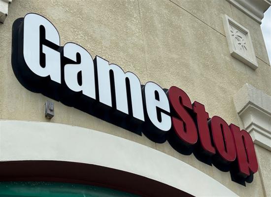 Turbulence chez GameStop : les résultats trimestriels et une possible vente d’actions font chuter le titre