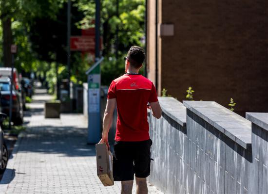 Envoyer un colis durant la période de pic de fin d’année coûtera 1 euro plus cher, annonce Bpost