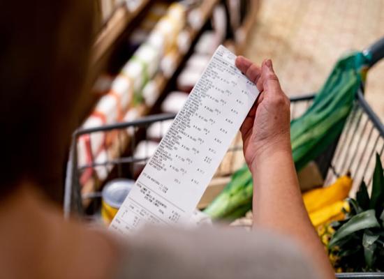 L’inflation dans les supermarchés continue de ralentir et le prix de certains produits baisse : pas de quoi sauter au plafond pour autant