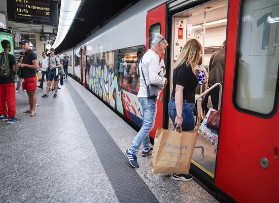 Les travailleurs qui font la navette pour se rendre au travail en train paieront moins