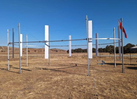 Et si les éoliennes de demain étaient des petites ailes qui tournent sur un circuit ? En tout cas, Bill Gates y croit