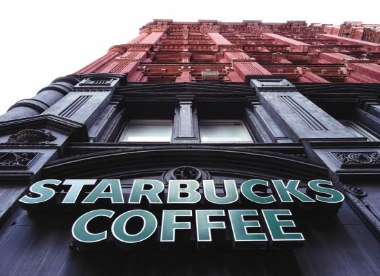 Starbucks met en place une nouvelle politique de bureau de 3 jours dans un contexte de tendance générale