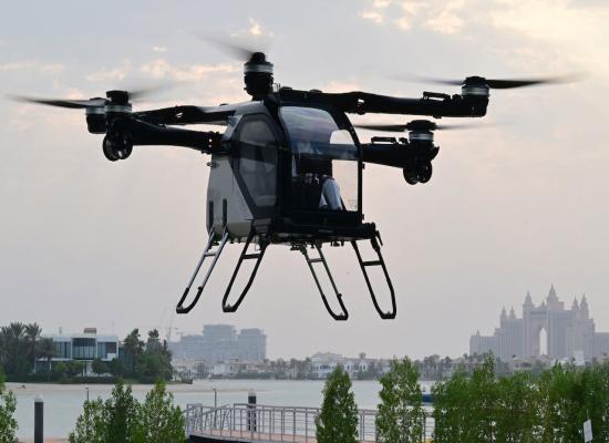 La société chinoise Aridge présente une voiture volante électrique à Dubaï