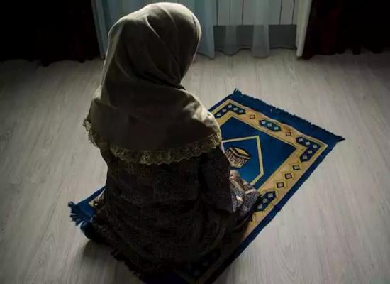 هل يجوز انفراد النساء بالصلاة في جنازة بجماعة؟.. عضو مركز الأزهر للفتوى تجيب