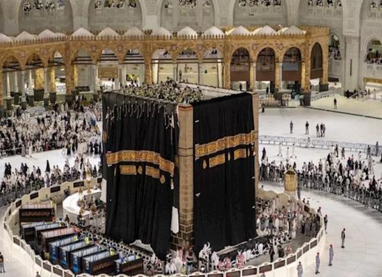 تثبيت كسوة الكعبة الجديدة على الجهات الأربع تزامنًا مع العام الهجري- صور