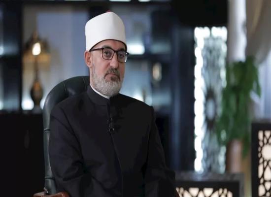 المفتي يوضح ميقات الإحرام لمن يسافر إلى المدينة أولًا قبل الحج والعمرة