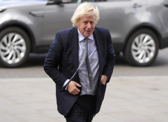 Boris Johnson admet avoir utilisé ChatGPT pour rédiger ses livres et se dit fasciné par l’IA