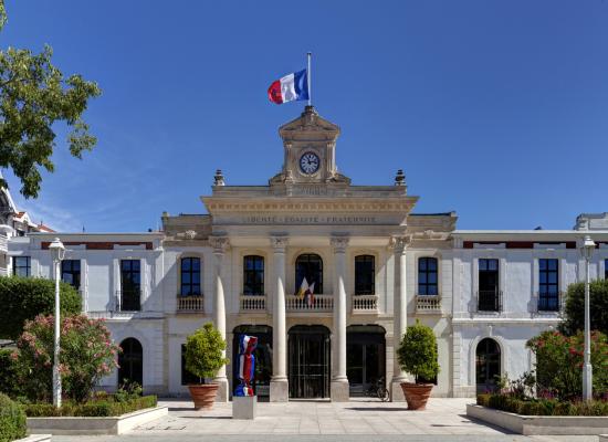«Si je pouvais vous coincer derrière les poubelles» : après des insultes et menaces, le maire d’Arcachon s’excuse et dénonce un «coup monté»