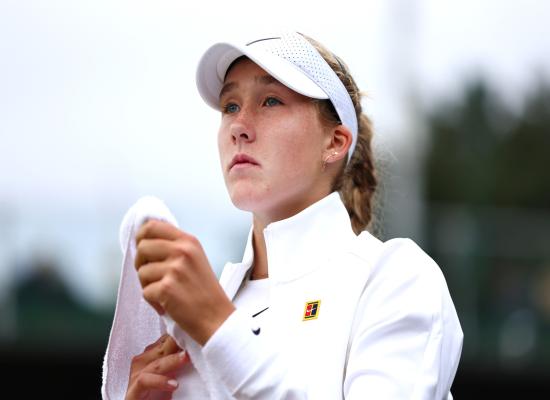 Roland Garros : la Russe Mirra Andreïeva balaye l'ukrainienne Marta Kostyuk