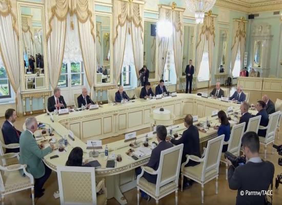 Forum économique de Saint-Pétersbourg : suivez en direct la rencontre entre Vladimir Poutine et les chefs des agences de presse internationales