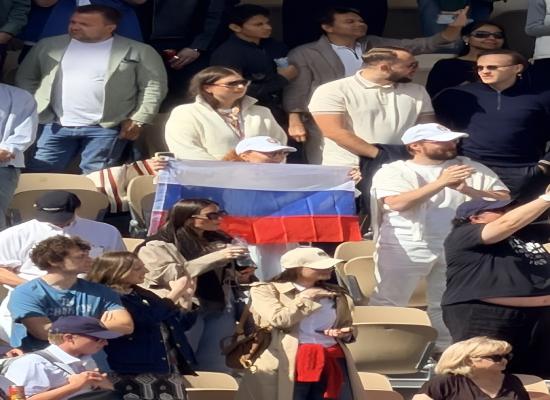 Des supporters forcés de retirer un drapeau russe lors de la célébration de la victoire d'Andreïeva à Roland-Garros (VIDÉO)