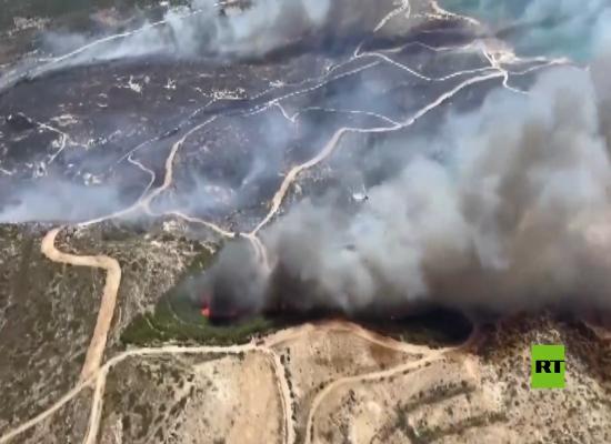 حريق الغابات المميت يلتهم منطقة سياحية في إزمير غرب تركيا