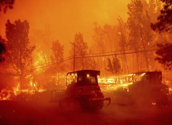 آلاف الأشخاص يغادرون منازلهم جراء حرائق الغابات في كاليفورنيا