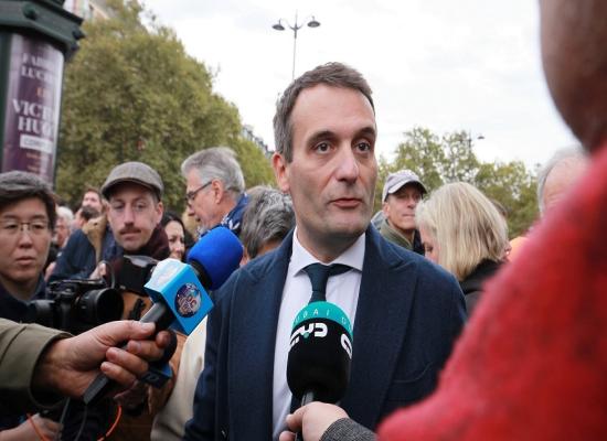 سياسي فرنسي يدعو ماكرون إلى إلغاء زيارة زيلينسكي إلى باريس بسبب فضيحة الفساد