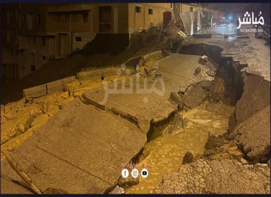 انهيار أرضي يبتلع جزءا من طريق عمومي قرب ورش بناء مجمع سكني بطنجة