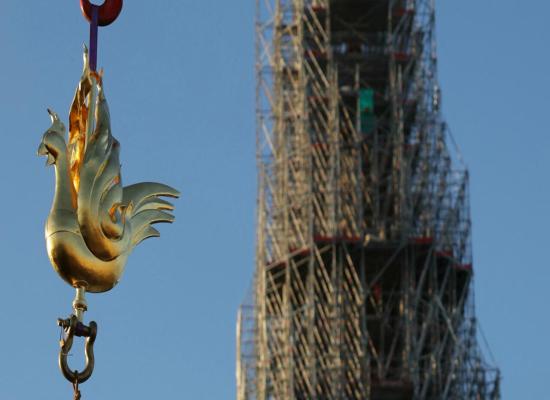 Notre-Dame de Paris retrouve son coq au sommet, symbole de sa renaissance après l'incendie