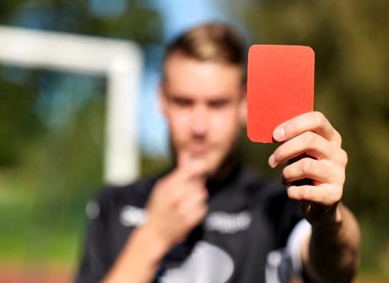 Toulouse. Furieux d'être expulsé, il se déchaîne à coups de poing sur l'arbitre