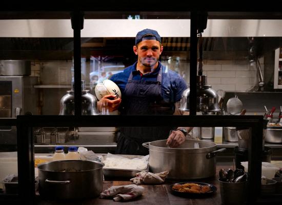 Alexandre est cuisinier et star du rugby à Rennes : 