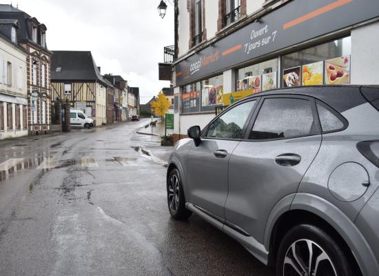 Verbalisés pour stationnement gênant à la Neuve-Lyre, clients et commerçants en colère