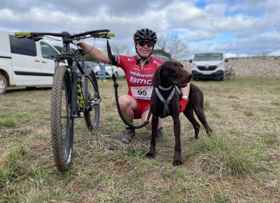 Cani-VTT en Morbihan : Anne Lozevis et son chien Raven vont aux championnats du monde