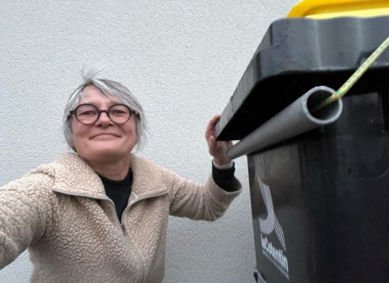 Cotentin. Collecte des déchets : Clarisse a inventé un système de fermeture pour les bacs jaunes