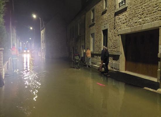 Les cours d'eau La Sarthe et L'Orne en crue : une cellule de crise à la préfecture de l'Orne