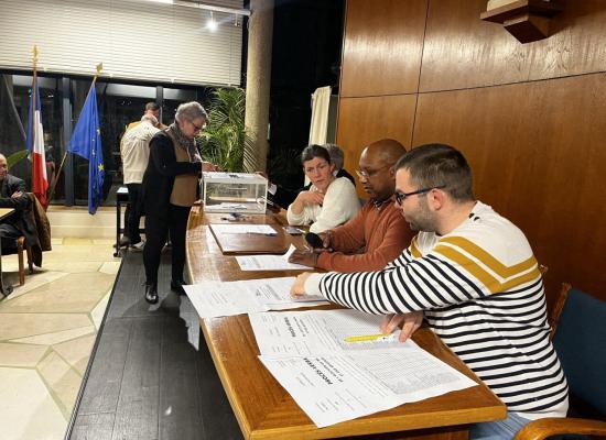 Deux candidats à l'élection municipale de Vire Normandie : un nouveau maire élu