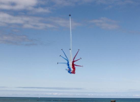 80e D-Day : plus de 150 000 personnes acclament la Patrouille de France à Arromanches