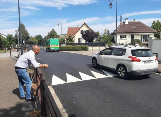 Ce dos-d'âne flambant neuf dans cette ville des Yvelines manque d'efficacité