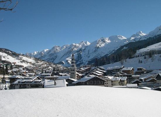 Haute-Savoie. La Clusaz est accusée d'avoir pompé de l'eau illégalement pour faire de la neige artificielle