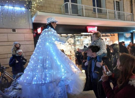 EN IMAGES. La féérie de Noël s'installe à Caen : des milliers de personnes dans les rues