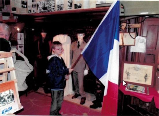 Cas exceptionnel en France, Florian est devenu porte-drapeau à 7 ans