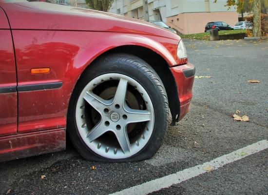 Une centaine de pneus de voiture crevés dans une même rue du Mans : trois jeunes hommes arrêtés