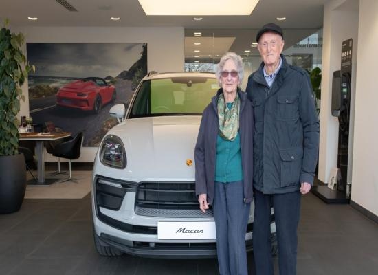 Deux personnes âgées de plus de 90 ans se sont offert le luxe de leur vie : elles ont acquis leur première Porsche pour célébrer 70 ans de mariage !