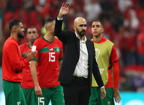 وليد الركراكي يُحدث زلزالًا في صفوف المنتخب المغربي ويبعد ثلاثة لاعبين شاركوا في “الكان” قبل ودية الإكوادور