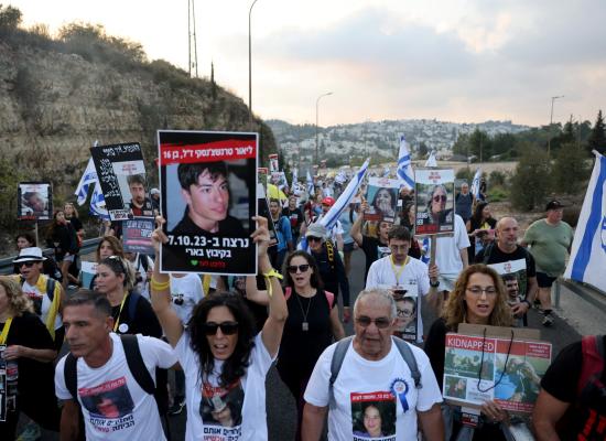 Families of Israeli captives arrive in Jerusalem, rally at PM’s office