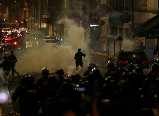 لليلة الخامسة.. المتظاهرون يتحدّون الحشد الأمني ويشتبكون مع الشرطة بقلب باريس ومدن فرنسا الكبرى
