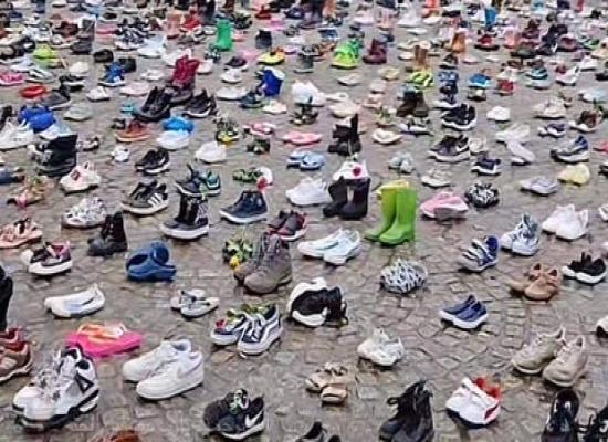 دعماً لغزة.. الهولنديون يحتجون بأحذية صغارهم