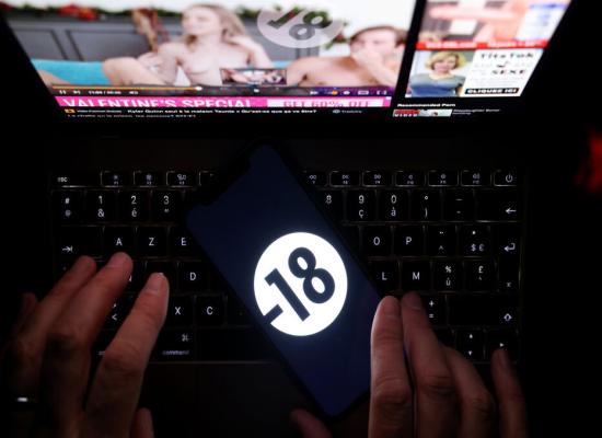 Pornographie en ligne : le contrôle de l’âge pas si anonyme, “on avait prévenu”, disent les sites X qui l’appliquent