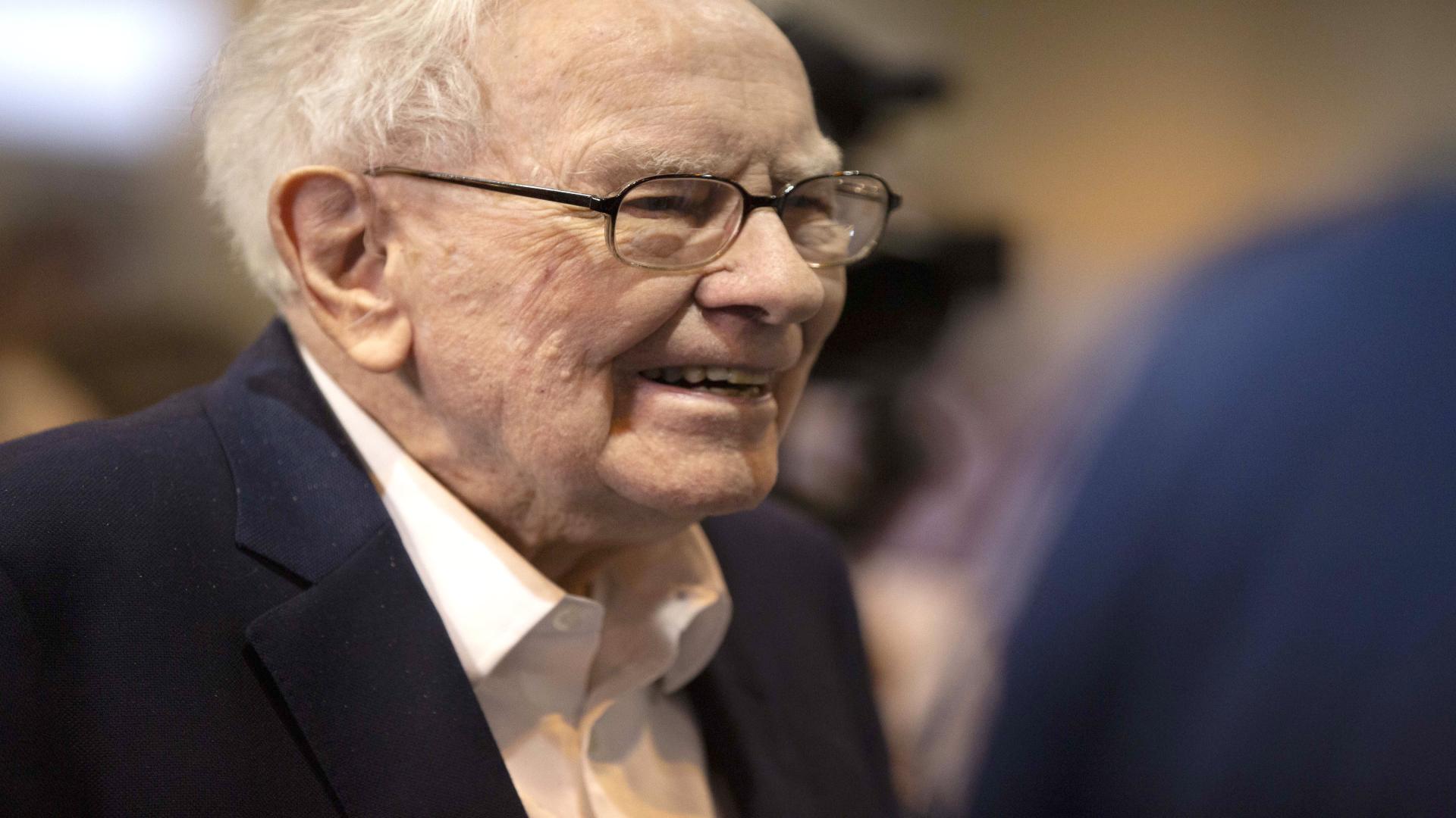 Warren Buffett says Berkshire Hathaway is looking at an investment in Canada
