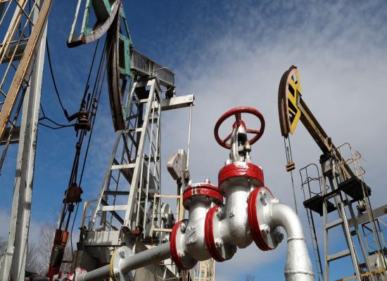 Russia Defies Sanctions by Selling Oil Above Price Cap