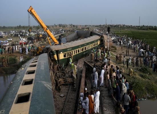 Train Derails in Pakistan, Killing at Least 30