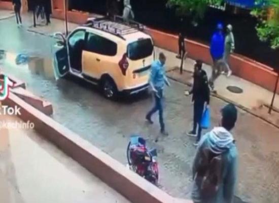 كاميرا للمراقبة ترصد اعتداء سائق تاكسي على سائح اجنبي بمراكش