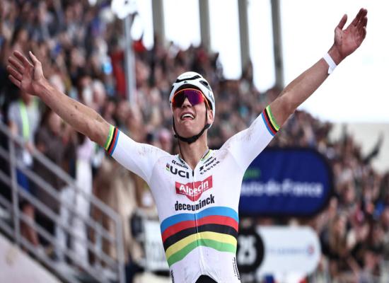 Cyclisme : un deuxième Paris-Roubaix pour Van der Poel, champion du monde et roi des classiques